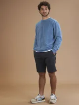 Sweater verde claro de cuello redondo confeccionado en tejido de toalla terry. Diseño de corte recto, textura suave y confortable.