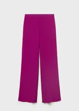 Pantalon de vestir de corte recto y tiro medio, confeccionado en viscosa de color fucsia. Presenta una cintura elástica y un diseño fluido con una sobrecapa lateral que aporta movimiento.