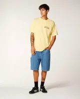 Remera de manga corta color amarillo ocre, corte holgado y diseño con estampa gráfica en el pecho y en la espalda.