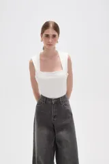 Body de poliamida con cuello cuadrado y breteles anchos, diseñado con un ajuste al cuerpo y cierre inferior con broches.