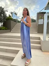 Vestido largo plateado metalizado con escote en V y corte holgado.