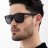 Lentes de sol INVU modelo IB22462A, con montura negra y lentes grises polarizadas.