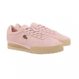 Championes Lacoste modelo Aura, color rosado con suela de goma en tono beige. Presentan un diseño de cuero con textura granulada, cierre de cordones al tono y el icónico logo del cocodrilo metálico en el lateral.