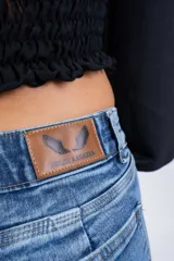 Pantalón de jean Oxford de tiro bajo, color celeste.