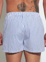 Bóxer de algodón blanco con estampado de flores pequeñas color celeste, con cintura elástica y logo de la marca en el centro.