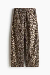 Pantalón tobillero en denim de algodón con estampado de leopardo, cintura elástica y bolsillos al bies. Modelo de corte holgado con piernas barrel y costuras laterales avanzadas.