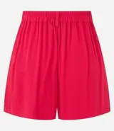 Short blanco de viscosa texturizada, modelo holgado con cintura de sastrería en el frente y elástico en la parte trasera. Presenta bolsillos laterales y cierre con botón y cremallera.