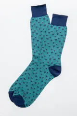 Par de medias de algodón color verde azulado con pequeños estampados geométricos en azul y marrón. El puño, talón y puntera son de color azul oscuro.
