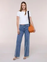 Cartera bandolera de lona naranja en forma de medialuna, con correa ajustable negra y cierre principal.