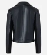 Campera biker color crema confeccionada en cuero sintético, con cuello solapa, cierre frontal con cremallera, bolsillos laterales y mangas largas con detalle de punto roma.