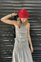 Top color crudo o blanco roto, con textura fruncida horizontal en todo el cuerpo y tirantes anchos.