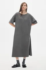 Vestido midi color ladrillo con efecto lavado, de corte amplio, cuello redondo y mangas cortas caídas. Presenta aberturas laterales.