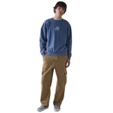 Buzo azul con efecto salt wash, cuello redondo, manga larga y puños acanalados. Presenta un estampado frontal de un surfista con la palabra "Rhythm" en blanco.