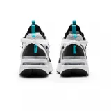 Championes Nike Air Max Furyosa, color gris, blanco y negro, con detalles plateados. Capellada de malla y cuero sintético, con cordones blancos y sistema de ajuste con cordones elásticos en el talón. Entresuela de espuma con tecnología Air Max visible en la parte trasera.