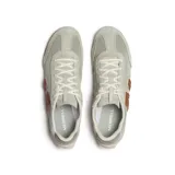 Championes de perfil bajo Merrell modelo Relay, confeccionados en una combinación de gamuza y malla transpirable en tonos verde oliva. Presentan un diseño distintivo con una pieza lateral de goma en color marrón con relieve, cierre de cordones tradicional y suela de goma con tracción.