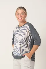 Remera gris con estampado de hojas en color natural y mangas al codo.