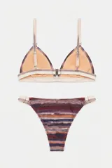 Conjunto de bikini azul con tirantes y detalles de banda estampada multicolor, y forro interior en tono verde lima.