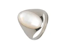 Anillo de plata con una piedra de nácar ovalada.