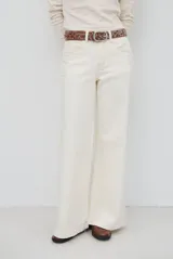 Jean de corte wide leg en color bordó, con costuras a contratono y diseño de cinco bolsillos.