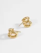 Aros tipo argolla de diseño doble vuelta, con acabado brillante y estilo chunky.