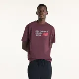 Remera de manga corta New Balance Athletics Premium, color bordó, de corte clásico y cuello redondo. Cuenta con un estampado gráfico frontal con texto y el logotipo de la marca.