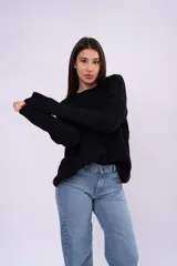 Sweater de punto en color rojo, con cuello redondo, mangas largas y calce relajado.