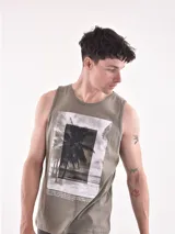 Musculosa sin mangas color verde militar con cuello redondo. Estampado frontal en blanco y negro que simula una fotografía de palmeras en la playa con texto en la parte inferior.