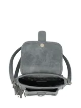 Cartera bandolera de ecocuero gris con solapa frontal de cuero natural, cierre con broche imantado, bolsillo delantero, correa ajustable y detalle de llavero con flecos laterales.