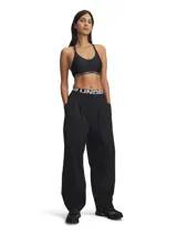 Top deportivo negro Under Armour con breteles finos regulables y espalda cruzada. Banda inferior elástica con logo Under Armour en blanco.