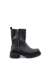 Bota corta negra de cuero, con cierre lateral y suela track.