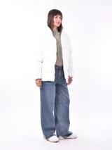 Campera puffer color borgoña con cierre frontal y bolsillos laterales.