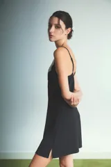 Camisón corto de color negro con breteles finos y detalle de encaje blanco en el escote en V.