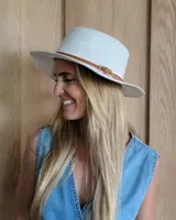 Sombrero de playa blanco con ala ancha y protección UV.