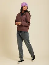 Gorro de lana color crudo con logo de la marca bordado en el frente.