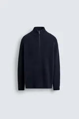 Jersey de punto perlado con cuello perkins y cierre frontal de cremallera. Presenta un diseño de manga larga con acabados en rib y corte regular fit.