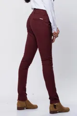 Pantalón de gabardina azul marino, corte skinny, tiro medio y bolsillos laterales.