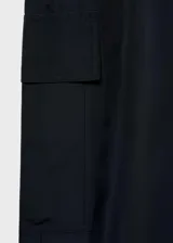 Pantalon de corte recto y tiro medio, confeccionado en tejido técnico de poliéster. Presenta cintura elástica, bolsillos laterales y bolsillos de parche con solapa en las piernas. El bajo cuenta con un sistema de fruncido regulable.