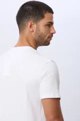 Remera de algodón de calce clásico y cuello redondo, con estampado frontal de temática surf con colores pasteles.