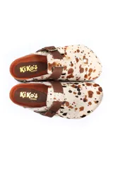 Zueco de cuero con estampa tipo animal print de vaca, con tira de ajuste marrón y hebilla metálica. Plantilla anatómica y suela de corcho y goma.