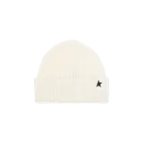 Gorro de lana de punto acanalado en color blanco, con dobladillo y parche rectangular blanco con estrella negra bordada.