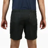 Short deportivo negro con cintura elástica y logo reflectivo en la pierna derecha.