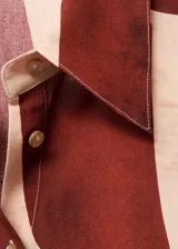 Camisa de viscosa fluida con estampado geométrico en tonos marrón y beige, cuello camisero, manga larga y cierre frontal con botones.