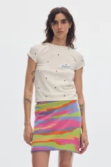 Remera de manga corta color crudo con lunares negros y efecto washed, de calce regular, con detalle de bordado de texto en el pecho.