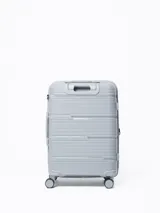 Valija rígida de viaje color gris con diseño de líneas horizontales. Cuenta con manija extensible, ruedas giratorias y cierre con combinación.