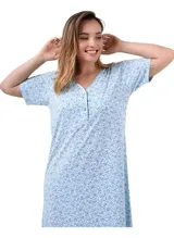 Camisón de manga corta con estampado floral en tonos celestes y azules, cuello en V con tapeta de botones frontal.