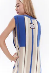Vestido corto de punto de algodón con diseño de rayas verticales en tonos beige, azul y marrón, sin mangas, cuello redondo y detalle de logo bordado en el pecho.