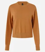 Suéter negro de punto leve, corte boxy, cuello redondo y mangas largas con puños y bajo acanalados.