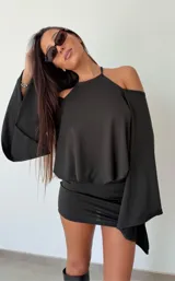 Vestido corto negro con diseño de hombros descubiertos y mangas largas acampanadas de gran amplitud. Presenta un corte ajustado en la parte inferior y un estilo fluido en la parte superior.