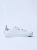 Championes urbanos Champion Vezi de cuero color blanco con detalles en gris en el talón y la lengüeta.