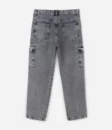 Pantalón de jean modelo baggy con bolsillos cargo laterales, cintura con trabillas y cierre frontal con botón y cremallera.